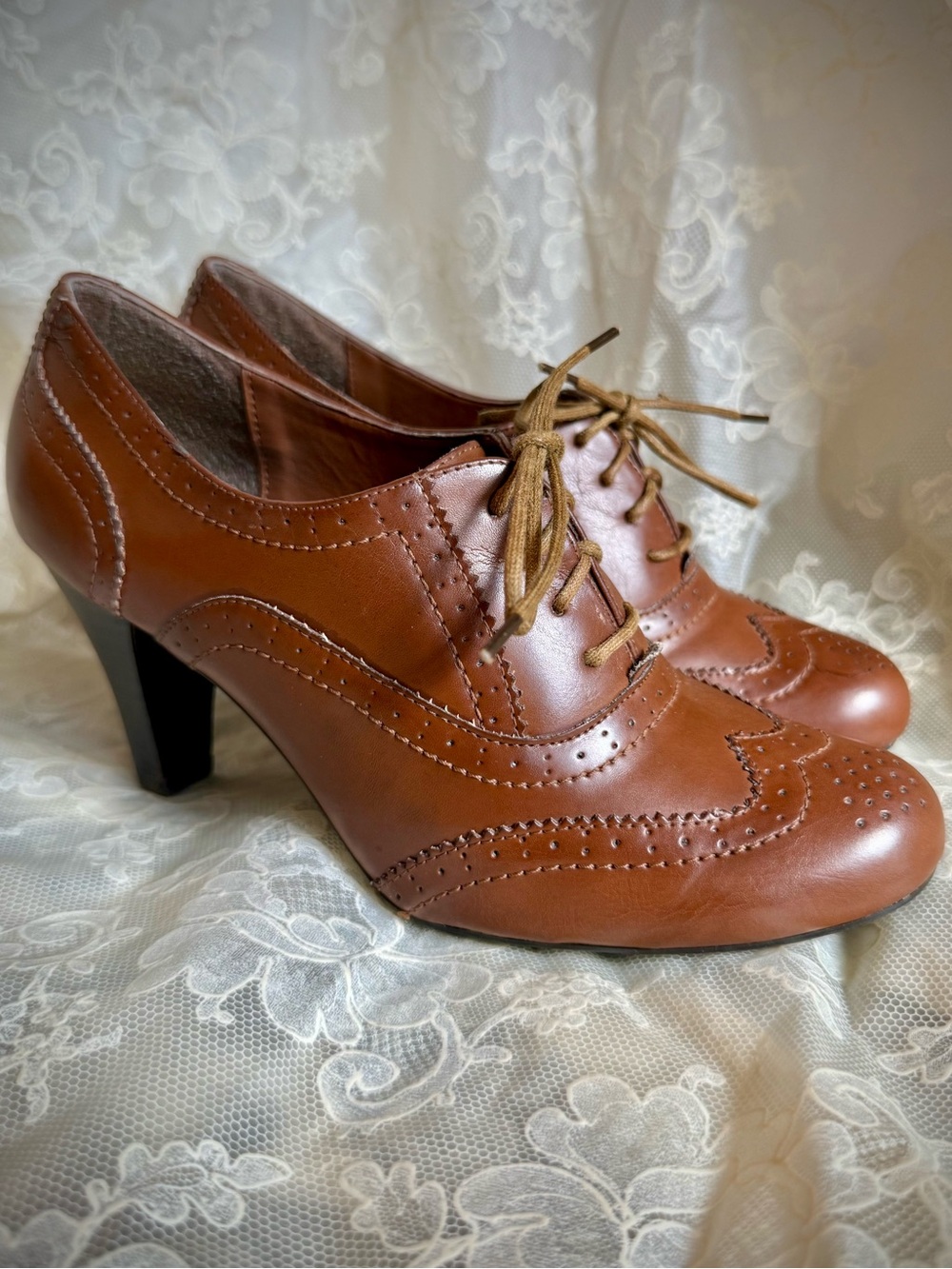 Relativity Oxford Wingtip High Lace Up Cognac Brown Heels Dark Academia 7.5M